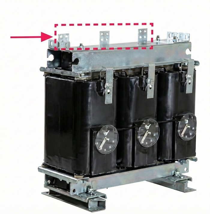 モールド変圧器の写真。上部にある太い平らな端子(バスバー)部分に矢印が向いている画像