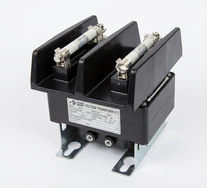 計器用変圧器(VT)の写真。黒い箱型で上部に端子があり、ヒューズ筒が付いているもの