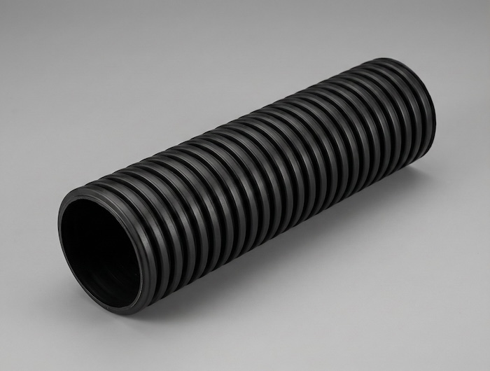 黒色の波付硬質合成樹脂管（FEP）の写真。表面の波状の形状がわかるもの