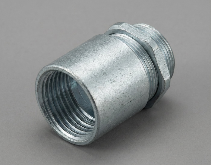 ストレートボックスコネクタの単体写真(金属製の筒状で片側にねじ山があるもの)